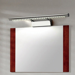 Aplica Ravel în crom: tub cu LED-uri aprinse deasupra unei oglinzi cu ramă