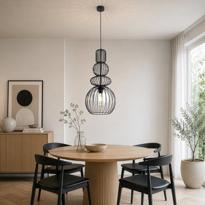 Lustra Kago deasupra unei mese rotunde dintr-un dining luminos