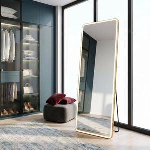 Oglinda Altea în auriu periat într-un dressing cu uși, sprijinită pe picior