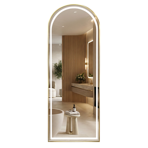 Oglinda Arcadia în auriu periat, cu lățimea de 50 cm, cu lumina aprinsă, pe fundal alb, alt unghi