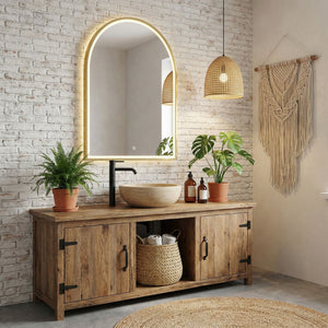 Oglinda Portal în auriu într-o baie rustică cu cărămidă, mobilier, lavoar de piatră