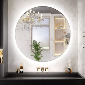 Oglinda Serena deasupra unui blat închis, cu un candelabru de cristal reflectat în ea, cu diametrul de 60 cm, alt unghi