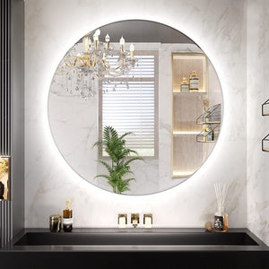 Oglinda Serena deasupra unui blat închis, cu un candelabru de cristal reflectat în ea, cu diametrul de 70 cm