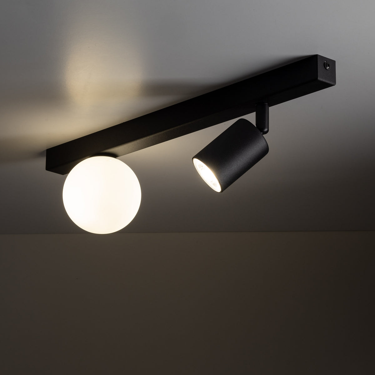 Vox liniară cu 2 becuri aprinsă pe tavan
