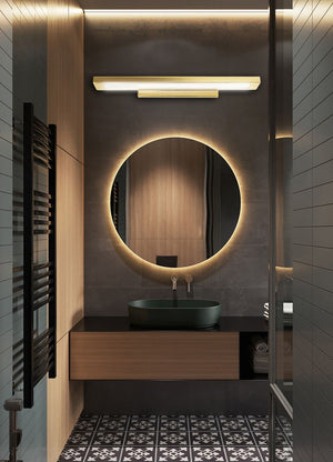 Aplica Plano în auriu deasupra unei oglinzi rotunde luminate din spate