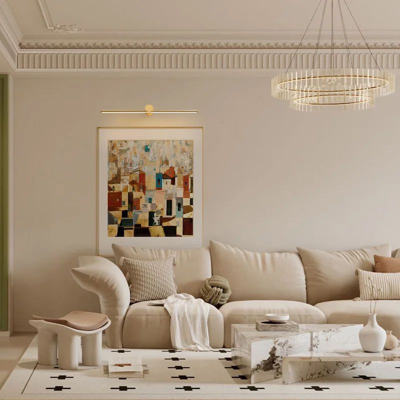 Aplica Stilo în auriu periat deasupra unui tablou