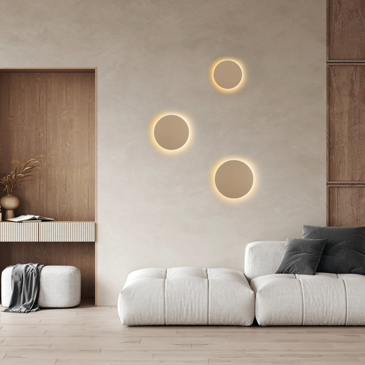 Aplice rotunde aprinse pe peretele din living, deasupra canapelei