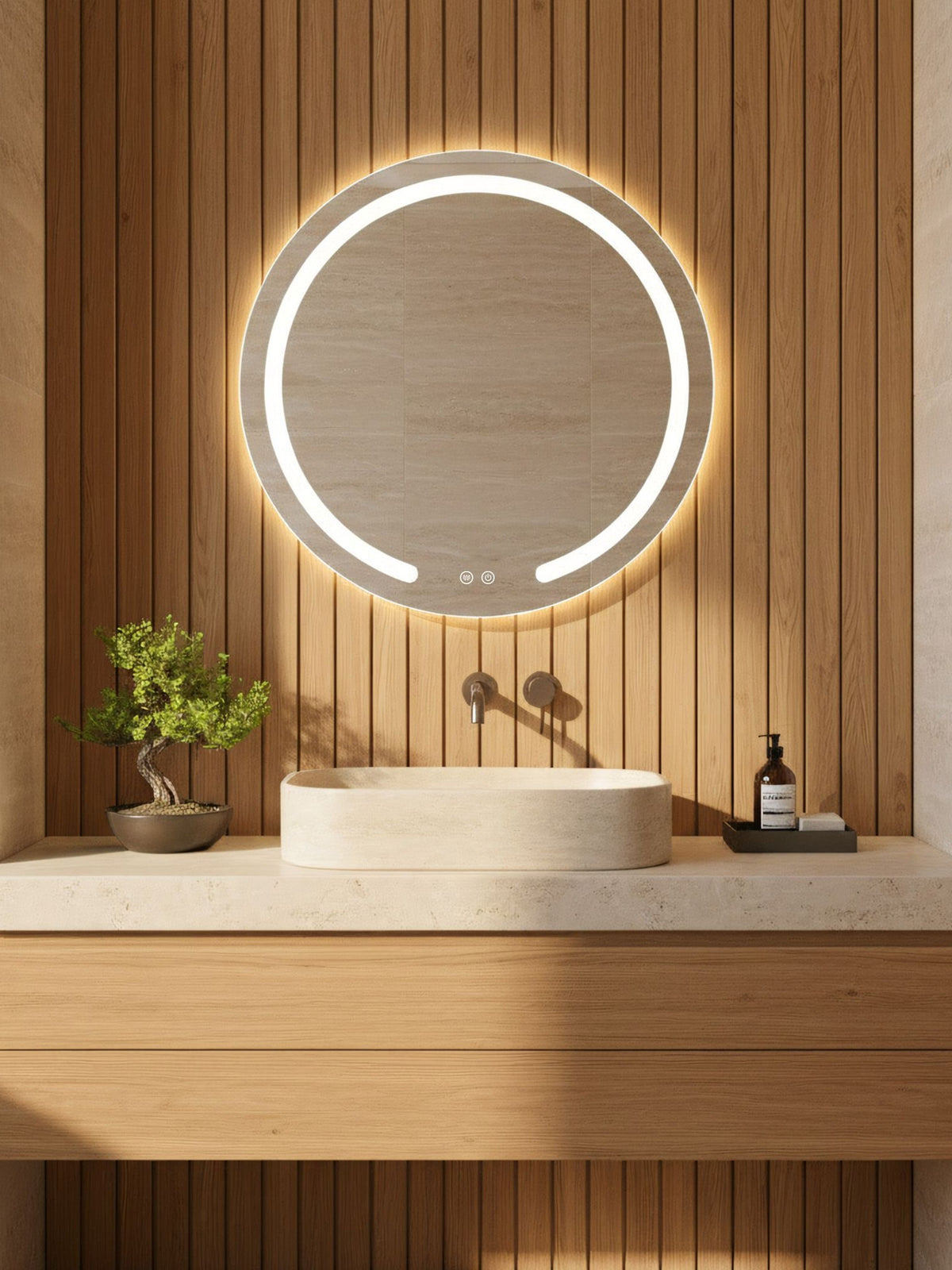 Oglindă rotundă cu LED, aprinsă, pe un perete cu lamele de lemn, deasupra lavoarului