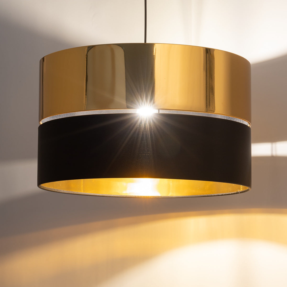 Lustra Hilton, abajur negru cu interior auriu