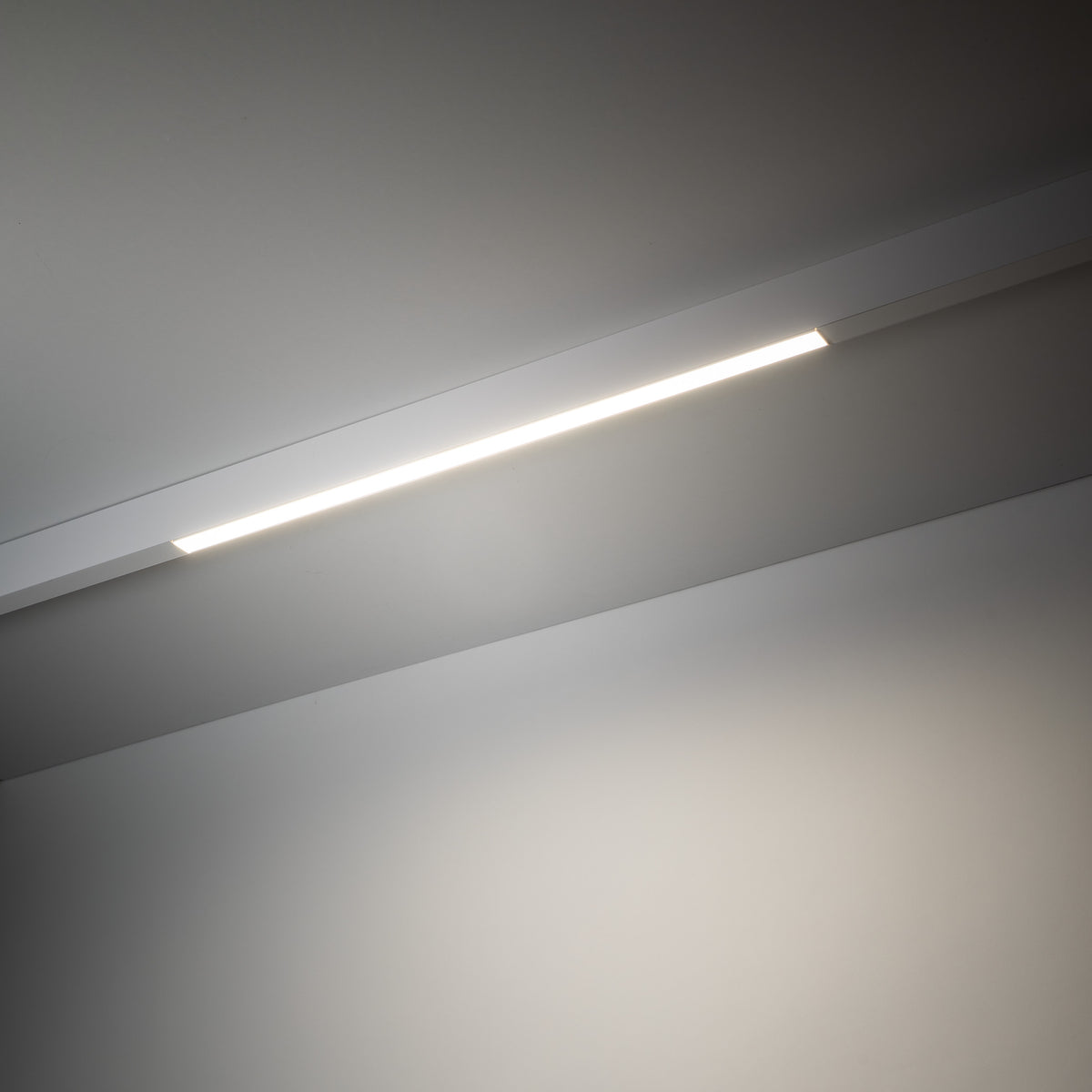 Lampă liniară pentru șină magnetică Magnetic Easy Line din aluminiu, alb, 24 W
