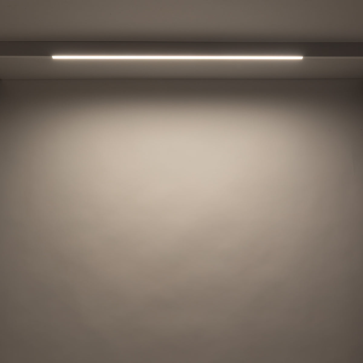 Lampă liniară pentru șină magnetică Magnetic Easy Line cu lumină caldă, alb