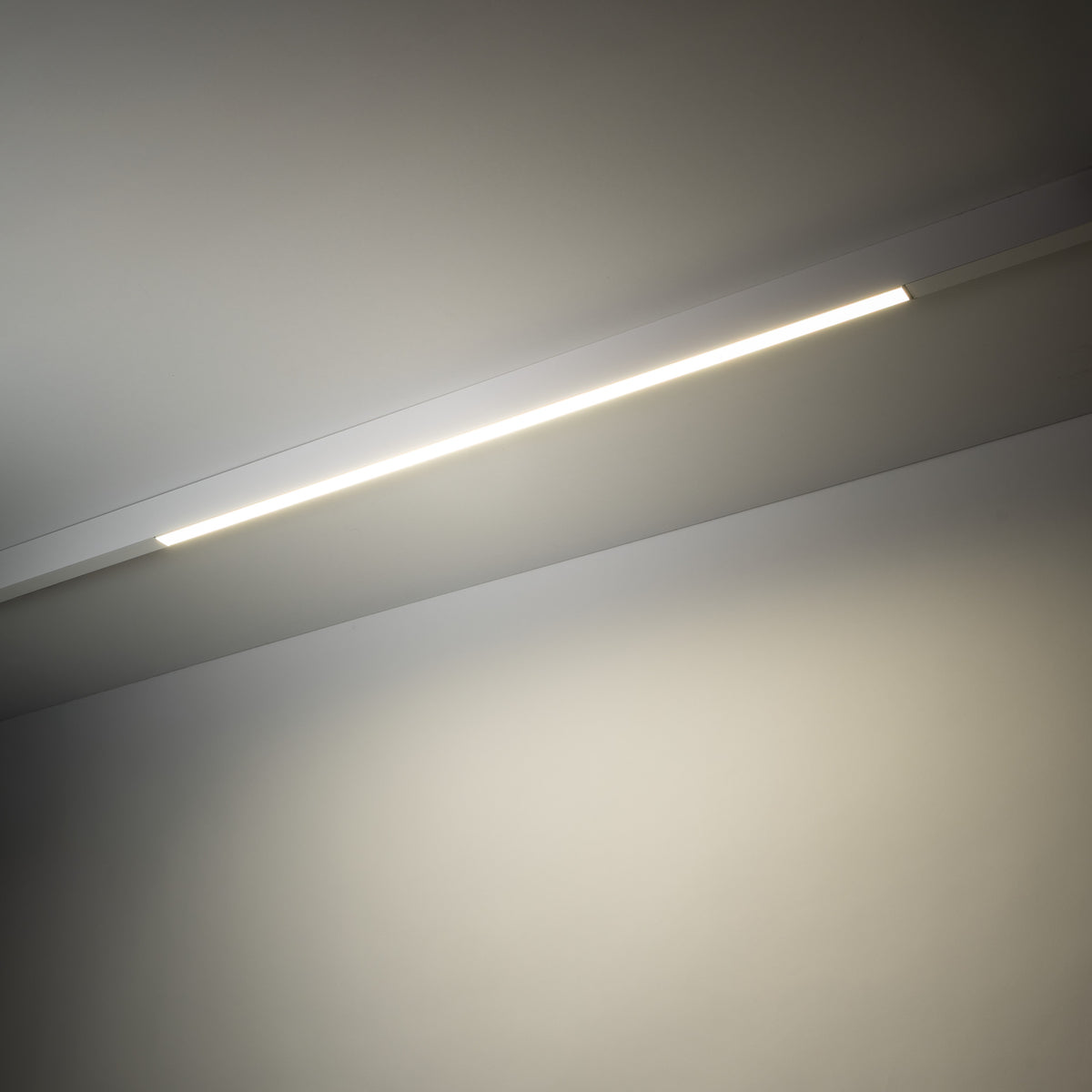 Lampă liniară pentru șină magnetică Magnetic Easy Line cu lumină neutră, alb