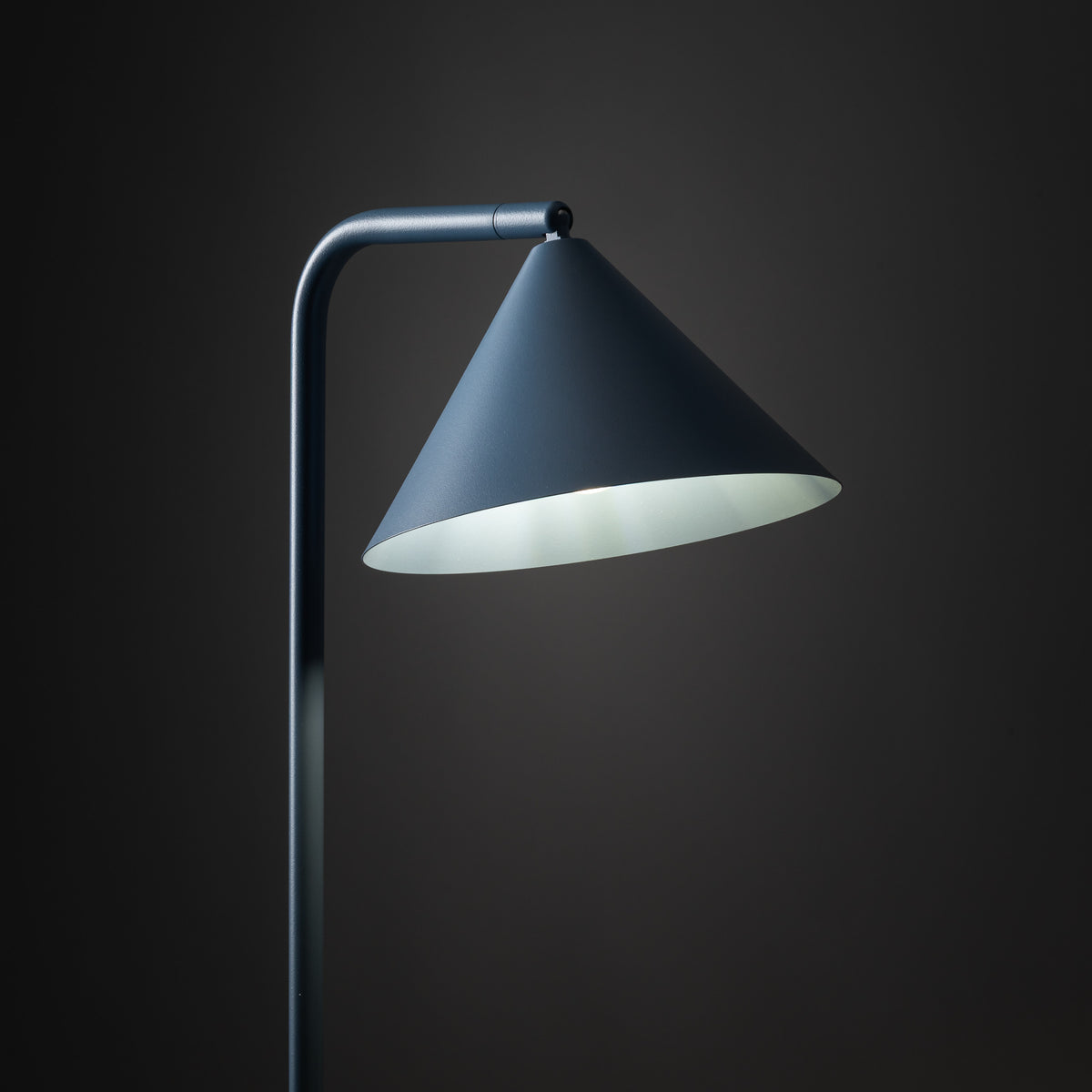 Lampă de podea Cono cu soclu E14 din metal, bleumarin