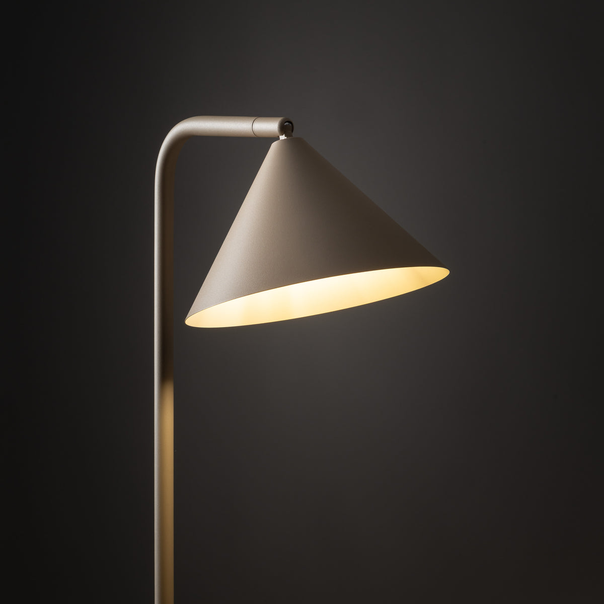 Lampă de podea Cono cu soclu E14 din metal, salvie