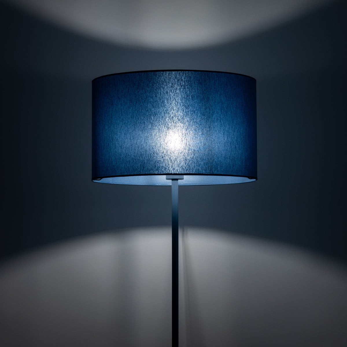 Lampă de podea Dalum din textil, bleumarin