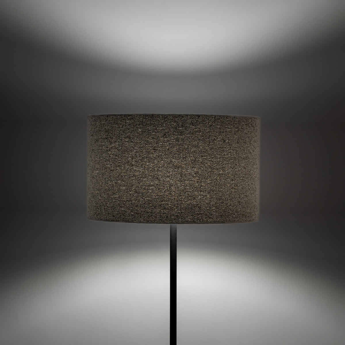 Lampă de podea Vellum din textil, negru