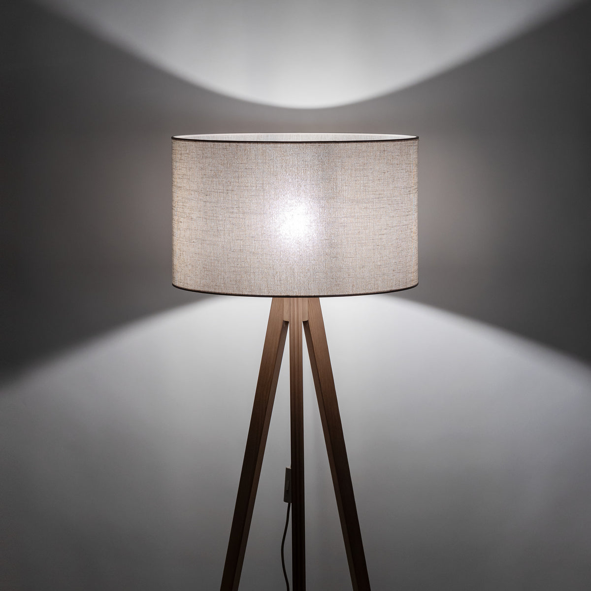 Lampă de podea Viga Shade din textil, pin