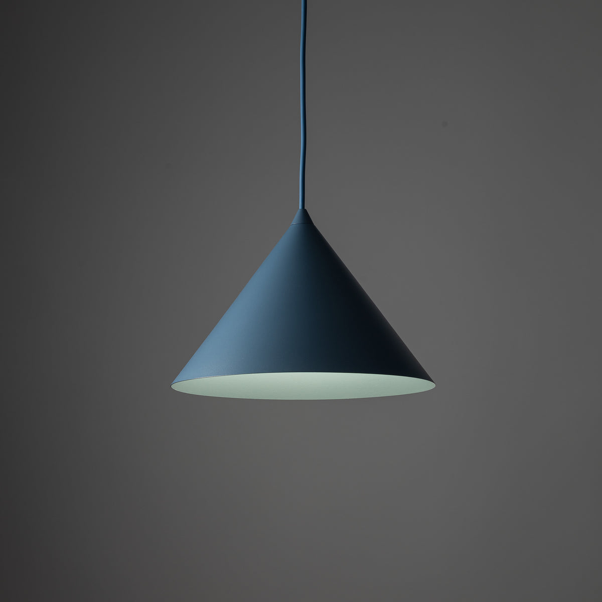 Lustră Cono din metal, bleumarin, mărimea M