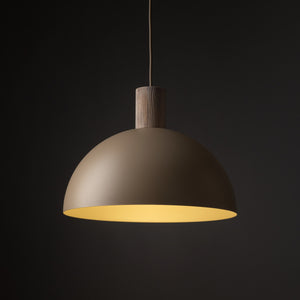 Oslo aprinsă pe fundal negru, cu interiorul cupolei luminat