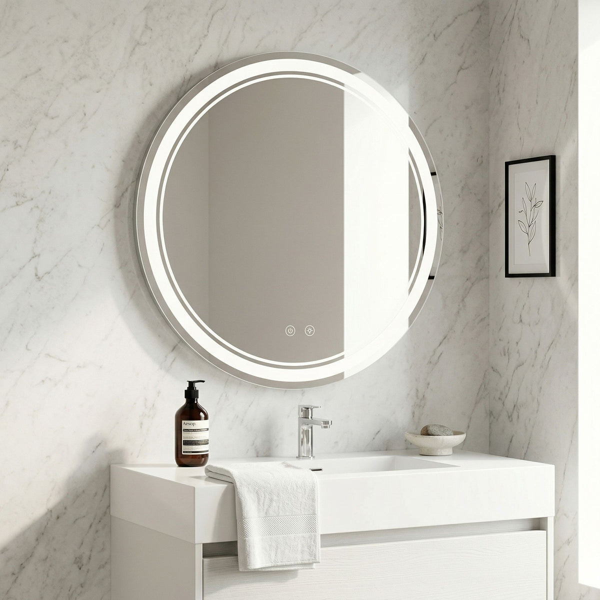 Oglinda Albia într-o baie de marmură, mobilier