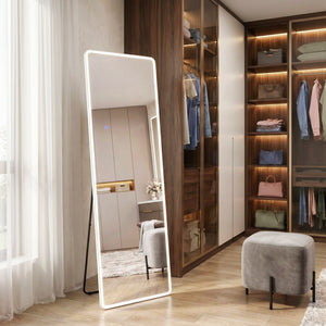 Oglinda Altea în alb într-un dressing cu rafturi luminate, sprijinită pe picior