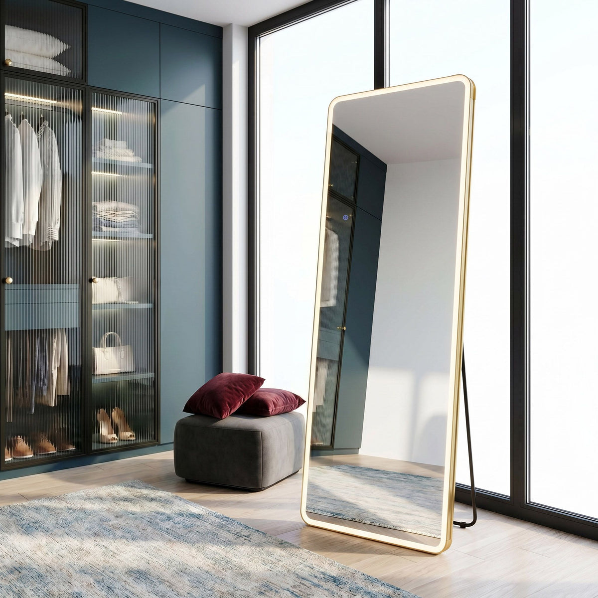Oglinda Altea în auriu periat într-un dressing cu uși, sprijinită pe picior
