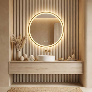 Oglinda Aureola în auriu într-o baie cu lambriu vertical, mobilier de stejar, lavoar-bol