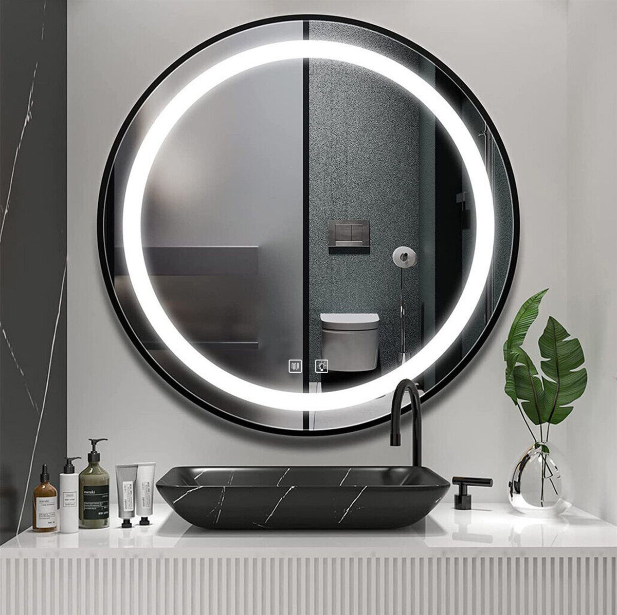 Oglinda Aureola în negru într-o baie cu marmură, lavoar, WC suspendat, ferigă, cu diametrul de 59,5 cm