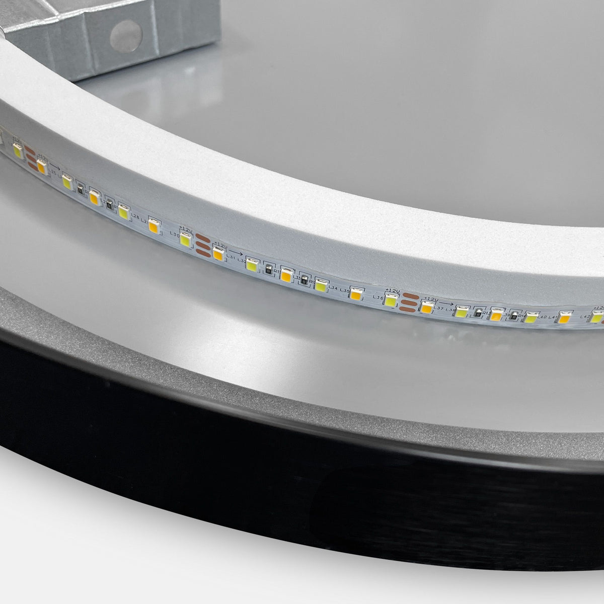 Detaliu al oglinzii Aureola în negru: banda LED cu diode pe spatele oglinzii, cu diametrul de 59,5 cm