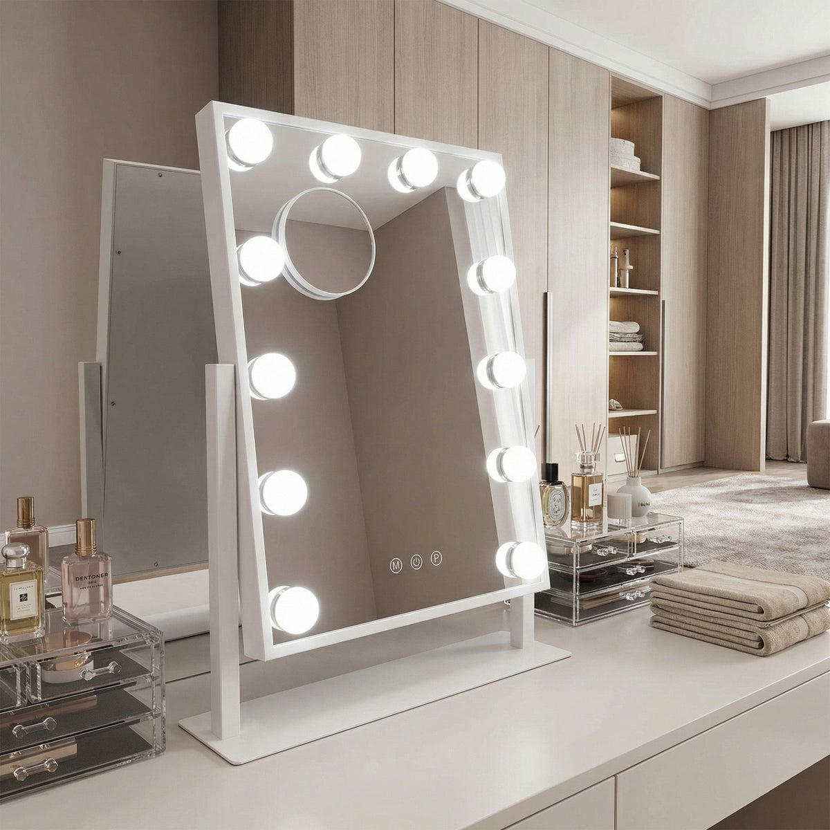 Oglinda Perla în alb într-un dressing cu dulapuri de stejar, organizator acrilic, lupa pe oglindă