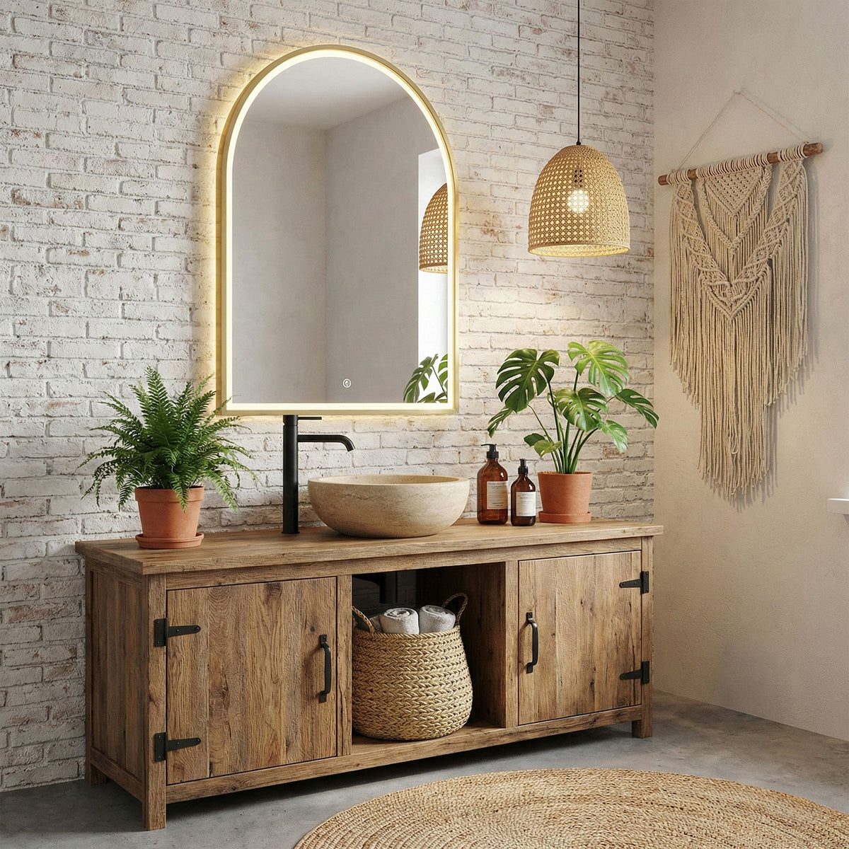 Oglinda Portal în auriu într-o baie rustică cu cărămidă, mobilier, lavoar de piatră