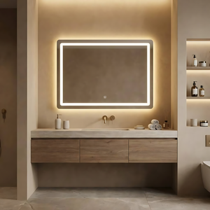 Oglinda Quadra într-o baie cu blat, mobilier de stejar cu sertare, nișă luminată cu rafturi