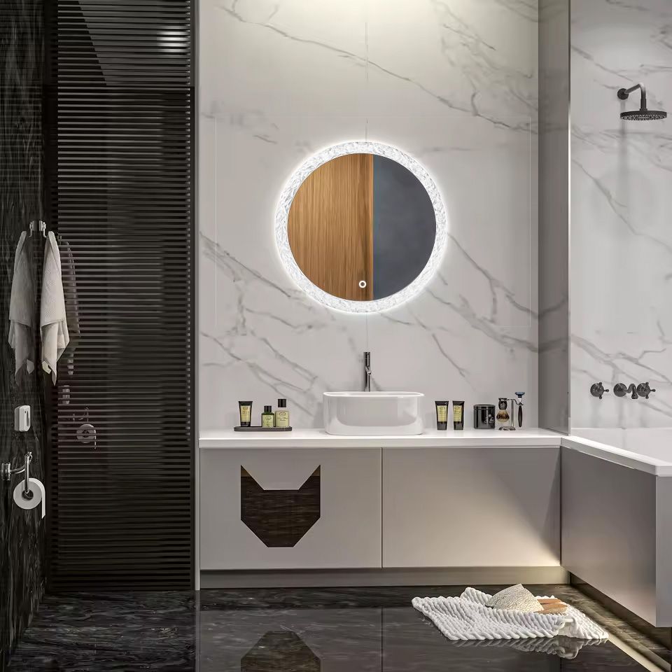 Oglinda Stela într-o baie de marmură, duș, mobilier cu decupaj