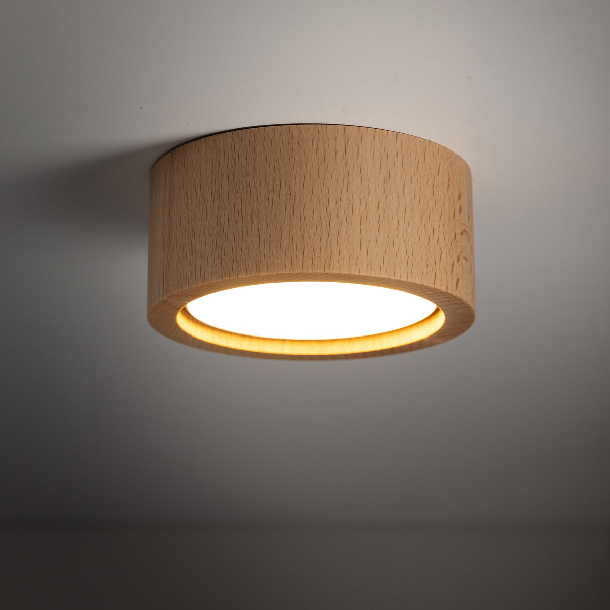 Eve aprinsă pe fundal închis, cu un inel de lumină caldă