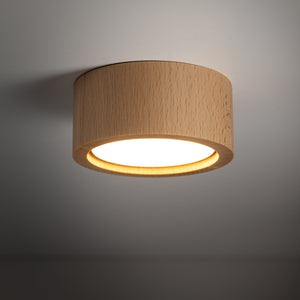 Eve aprinsă pe fundal închis, cu un inel de lumină caldă
