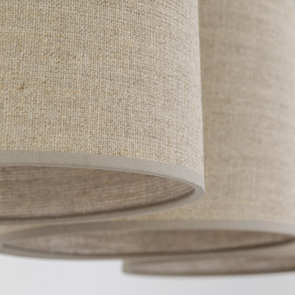 Abajururile din in ale plafonierei, de aproape