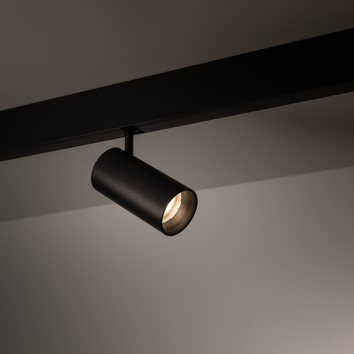 Spot pentru șină magnetică Magnetic Easy Spot din aluminiu, negru
